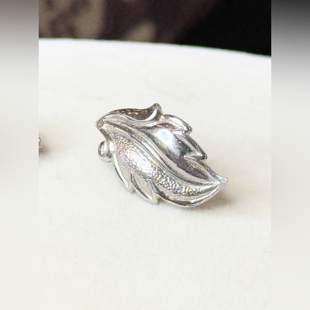 Vintage Silvertone Leaf Clip-On Earrings Sculptural Botanical Design - Picture 4 of 8